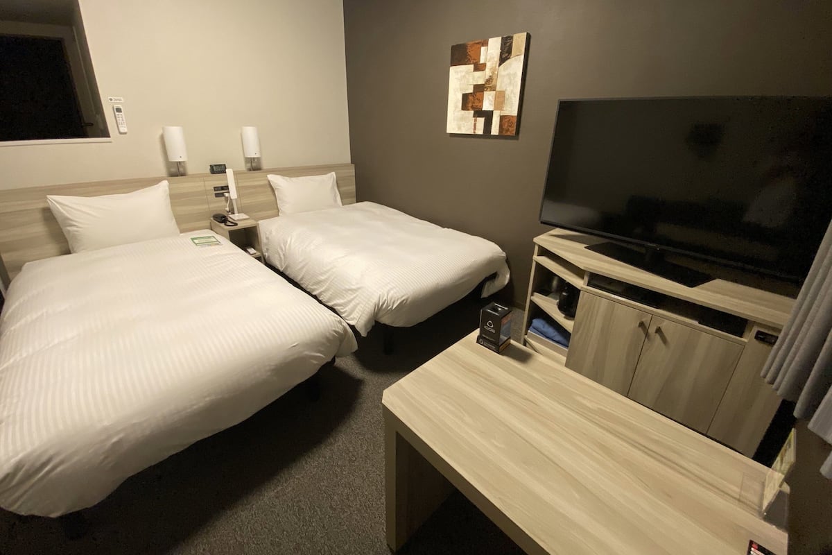Escritorio, tabla de planchar con plancha, wifi gratis y ropa de cama
