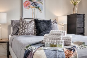 Egyptian cotton sheets, premium bedding, down duvets, memory-foam beds - Waterfront York Blvd (Mississauga)