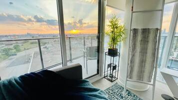 Apartemen Panorama | Area keluarga | Smart TV 55-inci dengan saluran TV digital, TV, dan Netflix