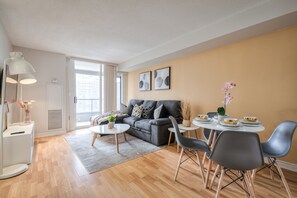 Royal Condo | Living area - Waterfront York Blvd (Mississauga)