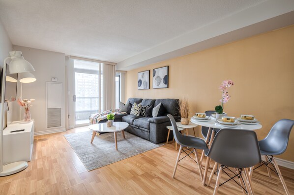 皇家公寓客房 | 起居區 | 55-吋智慧型電視、數位頻道、電視、Netflix