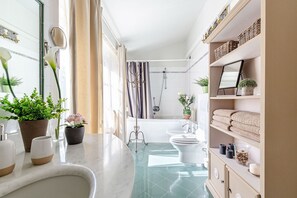 Baignoire, sèche-cheveux, serviettes fournies