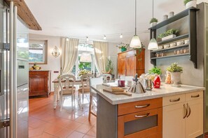 Kühlschrank, Mikrowelle, Ofen, Geschirrspüler