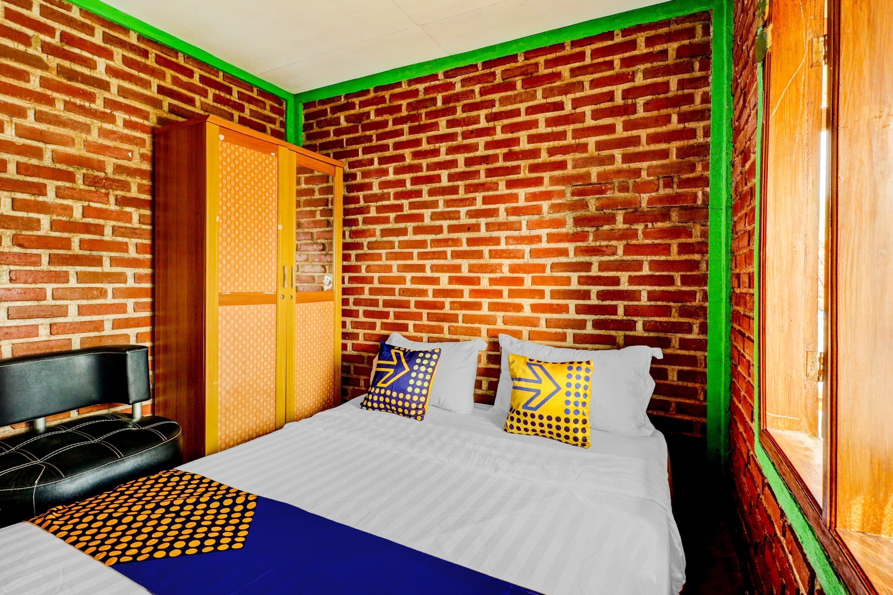 Desk, laptop workspace, free WiFi, bed sheets