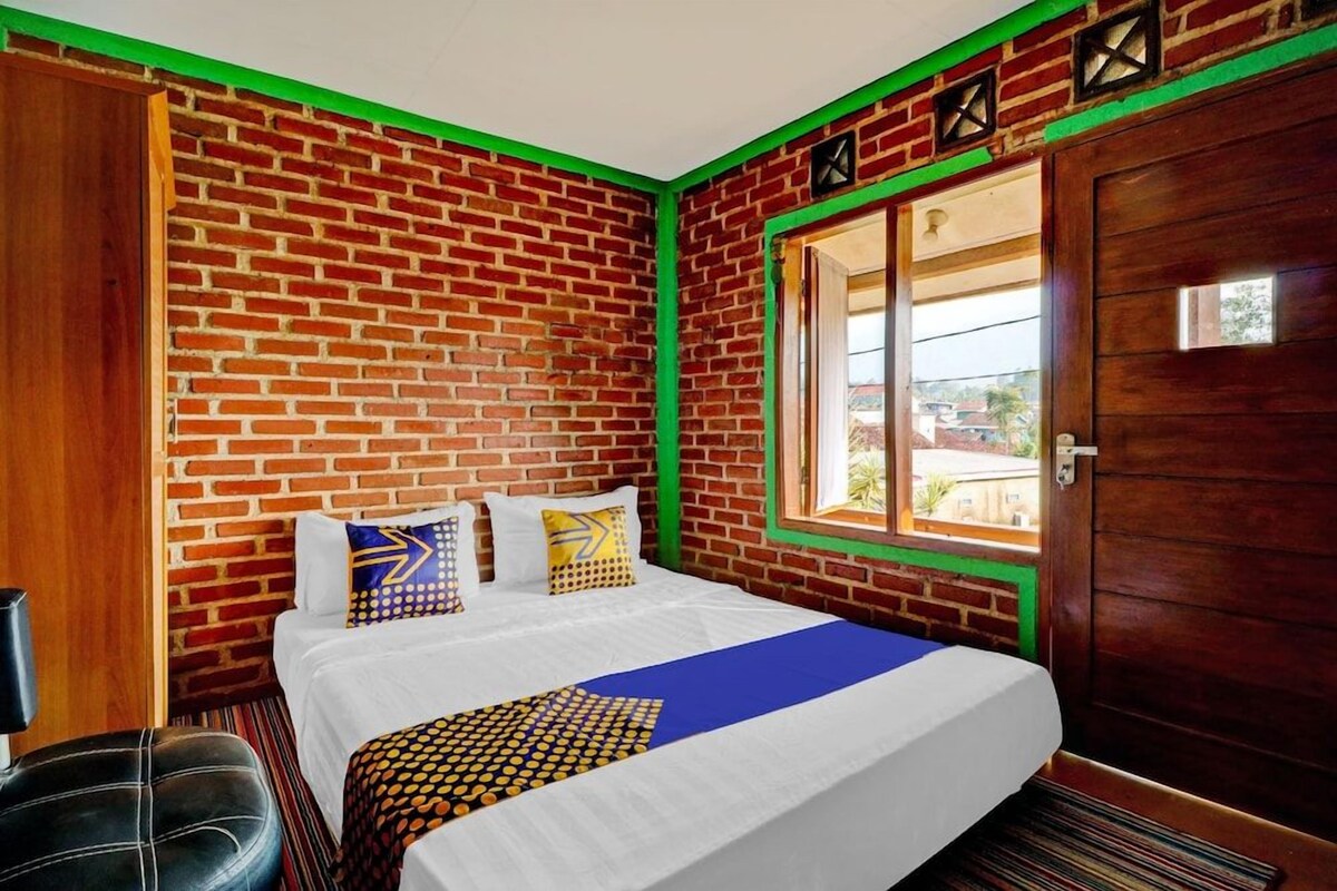 Desk, laptop workspace, free WiFi, bed sheets