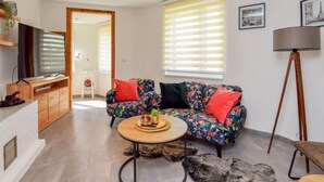 Una sala de estar moderna con un sofá, una mesa de centro y una lámpara.