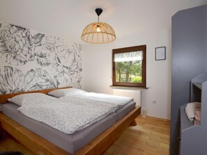 2 bedrooms, desk, Internet