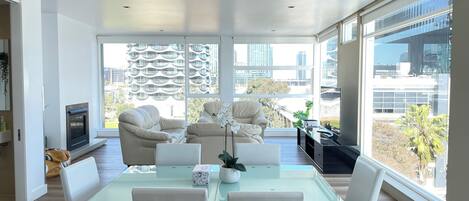 Premium penthouse | Woonruimte | Een computerscherm en een printer