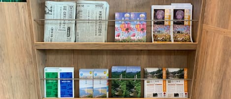Un estante de madera con varios libros y revistas.