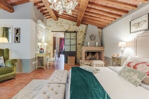 5 bedrooms, iron/ironing board, bed sheets