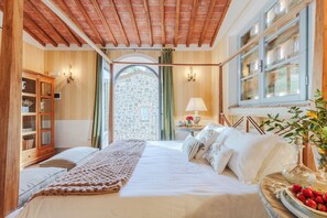 5 bedrooms, iron/ironing board, bed sheets