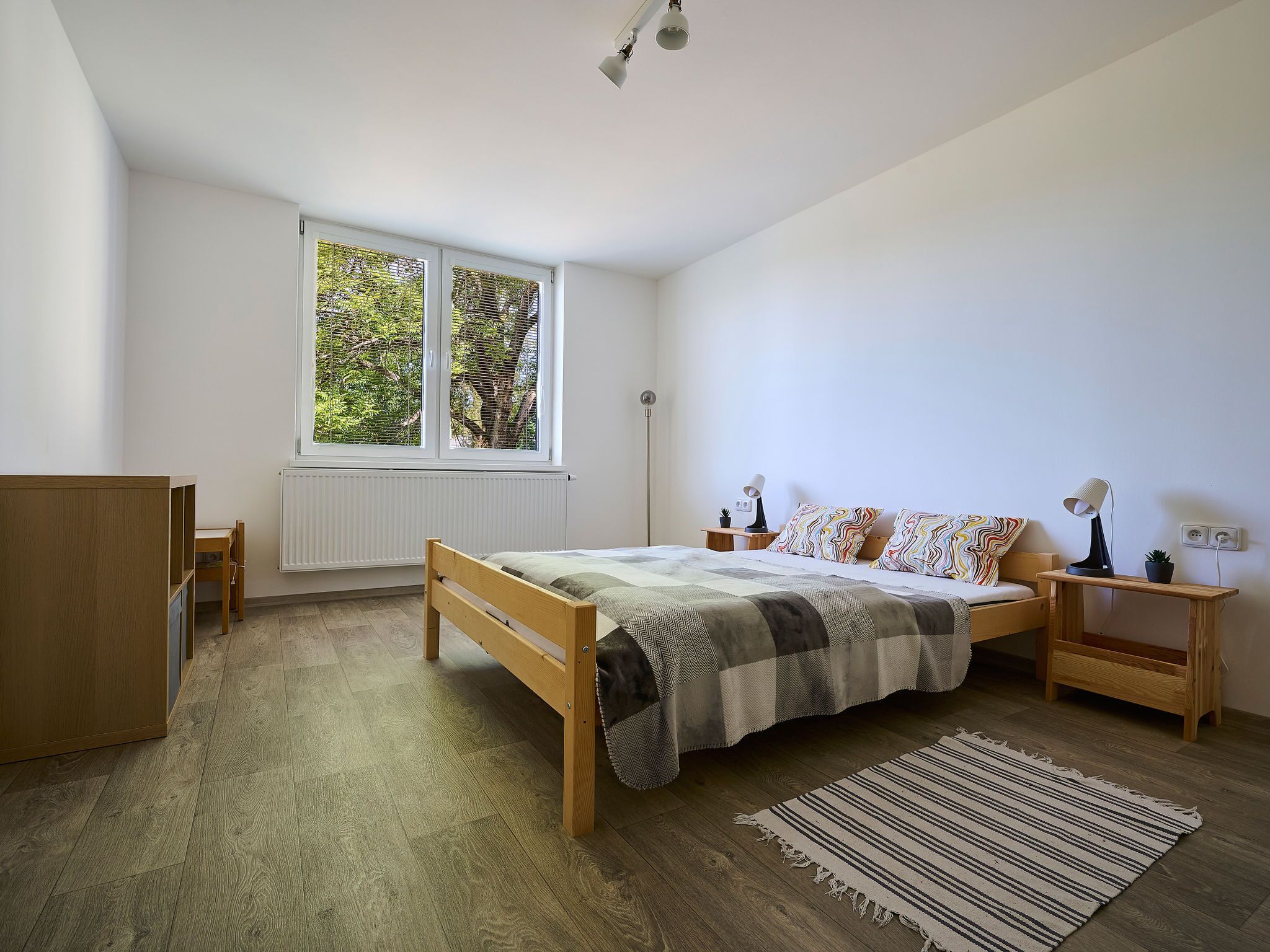 2 bedrooms, desk, WiFi