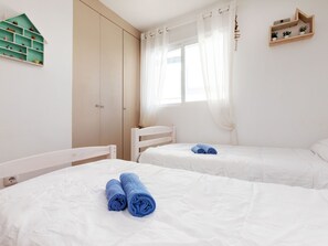 2 bedrooms, iron/ironing board, WiFi
