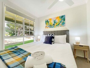 6 bedrooms, iron/ironing board, Internet, bed sheets - Broke in the Vines - 6 bedroom farmhouse on working vineyard (Broke)