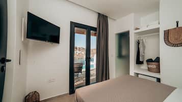 Junior Suite with private pool | Roupas de cama antialérgicas, cofres nos quartos