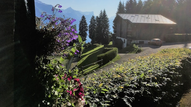A mountain view with a building and a car parked in front. - Studio Combloux Avec Balcon, 1 Pièce, 4 Personnes, Près des Pistes (Combloux)