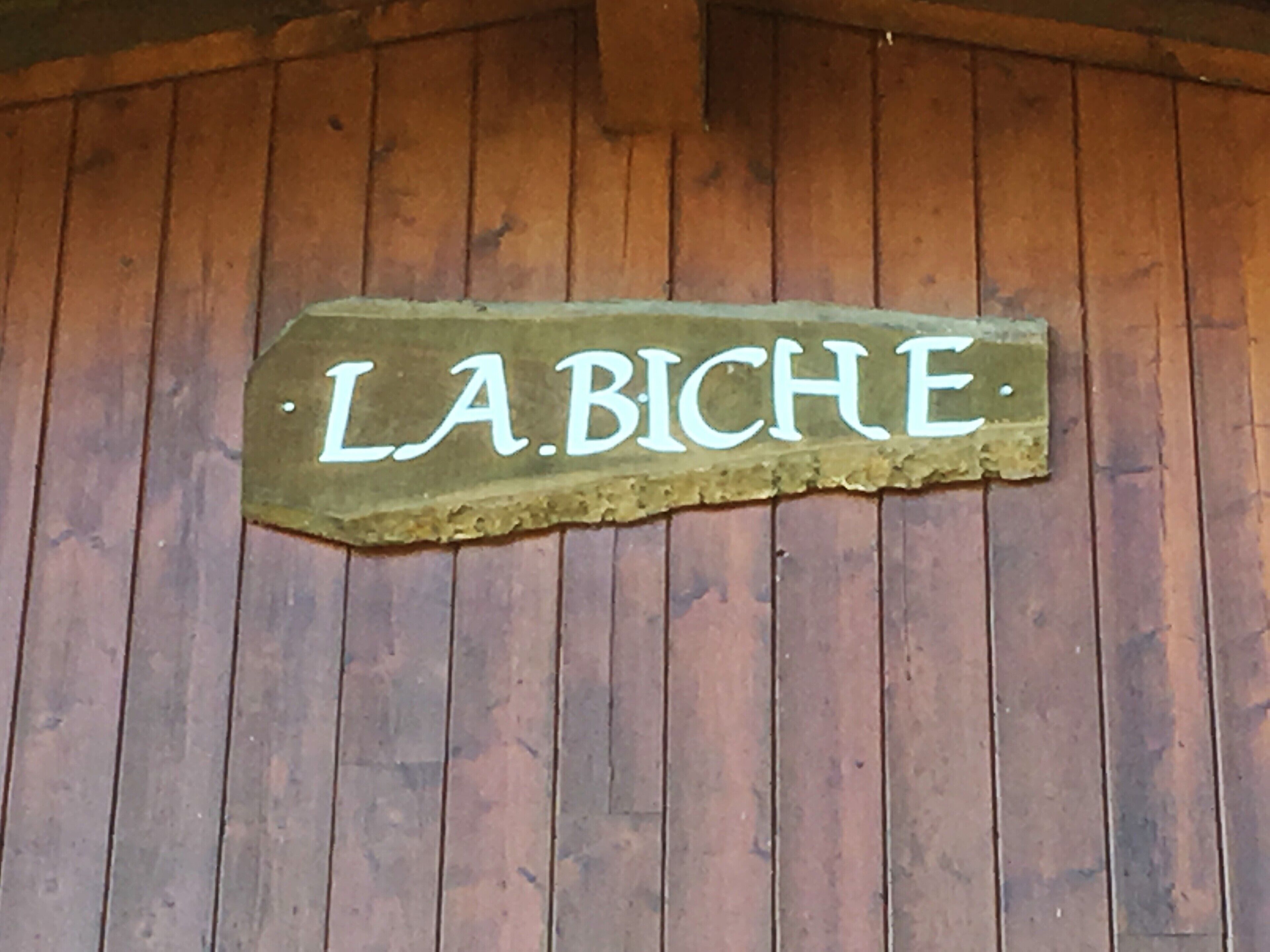 A wooden wall with a sign that reads "L.A. BICHE".