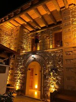 Fachada de la propiedad por la tarde o noche