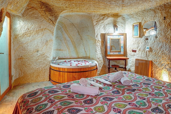 Chambre royale double | Literie hypoallergénique, accès au Wi-Fi (inclus)