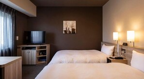 Standaard Twin kamer, roken | Woonruimte | Een 42-inch flatscreentelevisie met digitale zenders en televisie