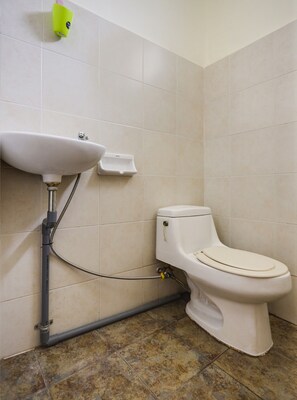Habitación doble económica | Baño | Regadera, regadera tipo lluvia, toallas 