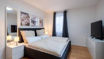 2 Schlafzimmer, Schreibtisch, Bügeleisen/Bügelbrett, Reisekinderbett