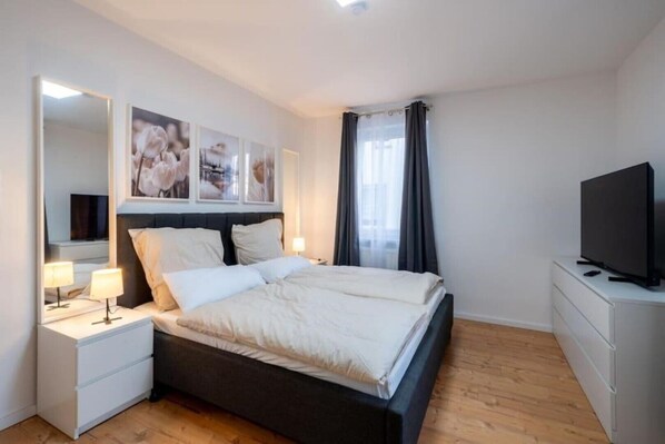 2 Schlafzimmer, Schreibtisch, Bügeleisen/Bügelbrett, Reisekinderbett