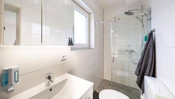 Dusche, Haartrockner, Handtücher, Seife