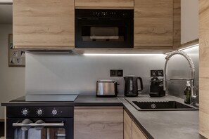 Een koelkast, een microgolfoven, een oven, een vaatwasser