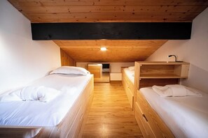 2 bedrooms, travel cot, free WiFi, bed sheets