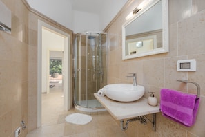 Douche, baignoire Ă remous, bidet