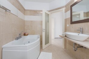 Regadera, tina de hidromasaje, bidet 
