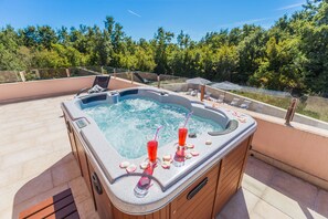 Outdoor spa tub - Villa Liv (Istria - Hreljići) (Hreljići)