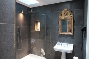Douche, séchoir à cheveux, serviettes fournies, savon
