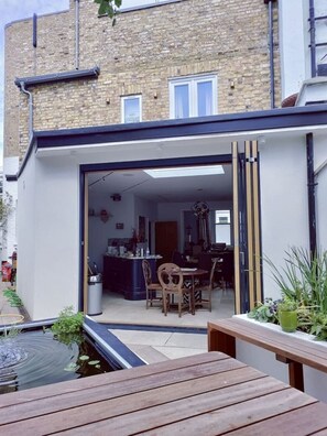 Outdoor dining - Elegant Victorian house in South London. Excellent transport links. (London)