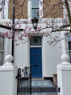 Exterior detail - Elegant Victorian house in South London. Excellent transport links. (London)