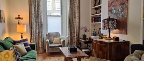 تلفزيون ذكي، ألعاب فيديو، كُتُب، طابعة