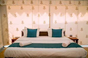 10 bedrooms, internet, bed sheets