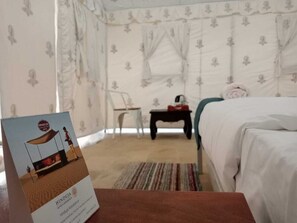 10 bedrooms, internet, bed sheets