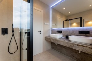 Kostenlose Toilettenartikel, Haartrockner, Handtücher