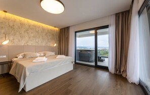 5 bedrooms, iron/ironing board, WiFi, bed sheets