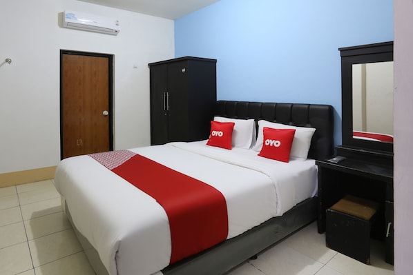 Desk, free WiFi, bed sheets