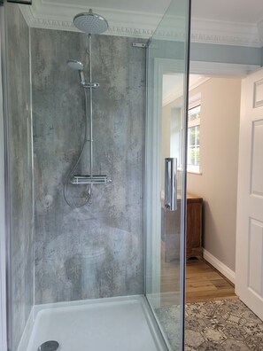 Shower, towels, soap - Stunning 2 bed cottage on the river Wensum (Hellesdon)
