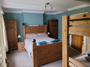 2 bedrooms, free WiFi, bed sheets - Stunning 2 bed cottage on the river Wensum (Hellesdon)