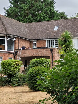 Exterior - Stunning 2 bed cottage on the river Wensum (Hellesdon)