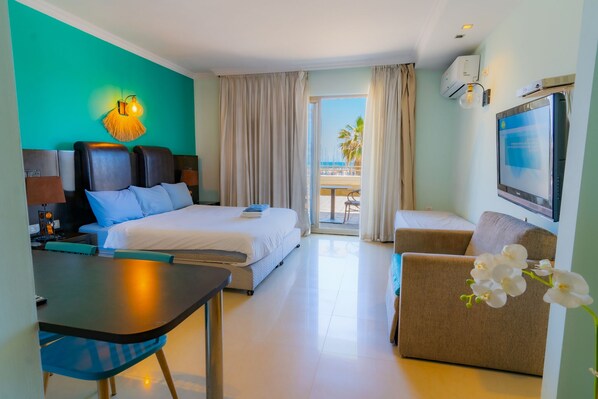 Deluxe Double Room, Sea View | Living area