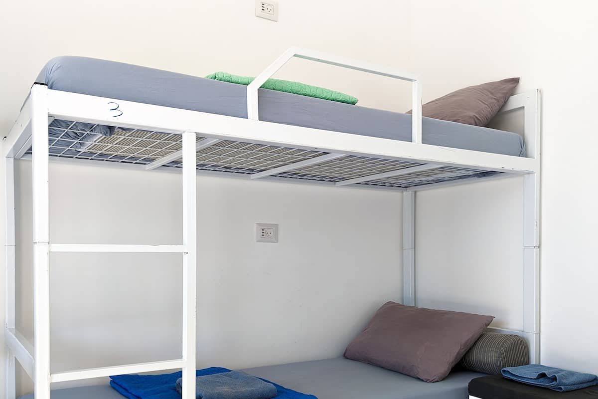 Dormitorio compartido básico, solo para mujeres | Camas extra