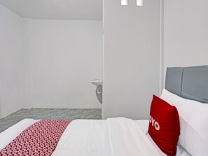 Standard Double Room | Free WiFi, bed sheets - OYO LIFE 91594 Bungah Residence Syariah (Gresik)