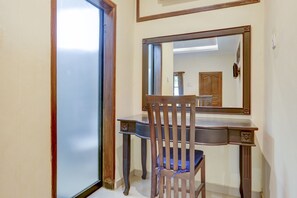 Standard Double Room | Free WiFi, bed sheets - OYO LIFE 91594 Bungah Residence Syariah (Gresik)