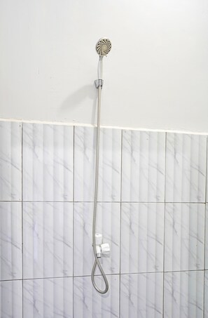Habitación doble estándar | Baño | Regadera, regadera tipo lluvia, toallas, papel de baño 